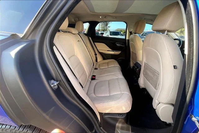 Used 2019 Blue Jaguar 25t Prestige image 21