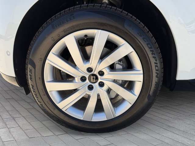 New 2027 Fuji White Land Rover SE image 9