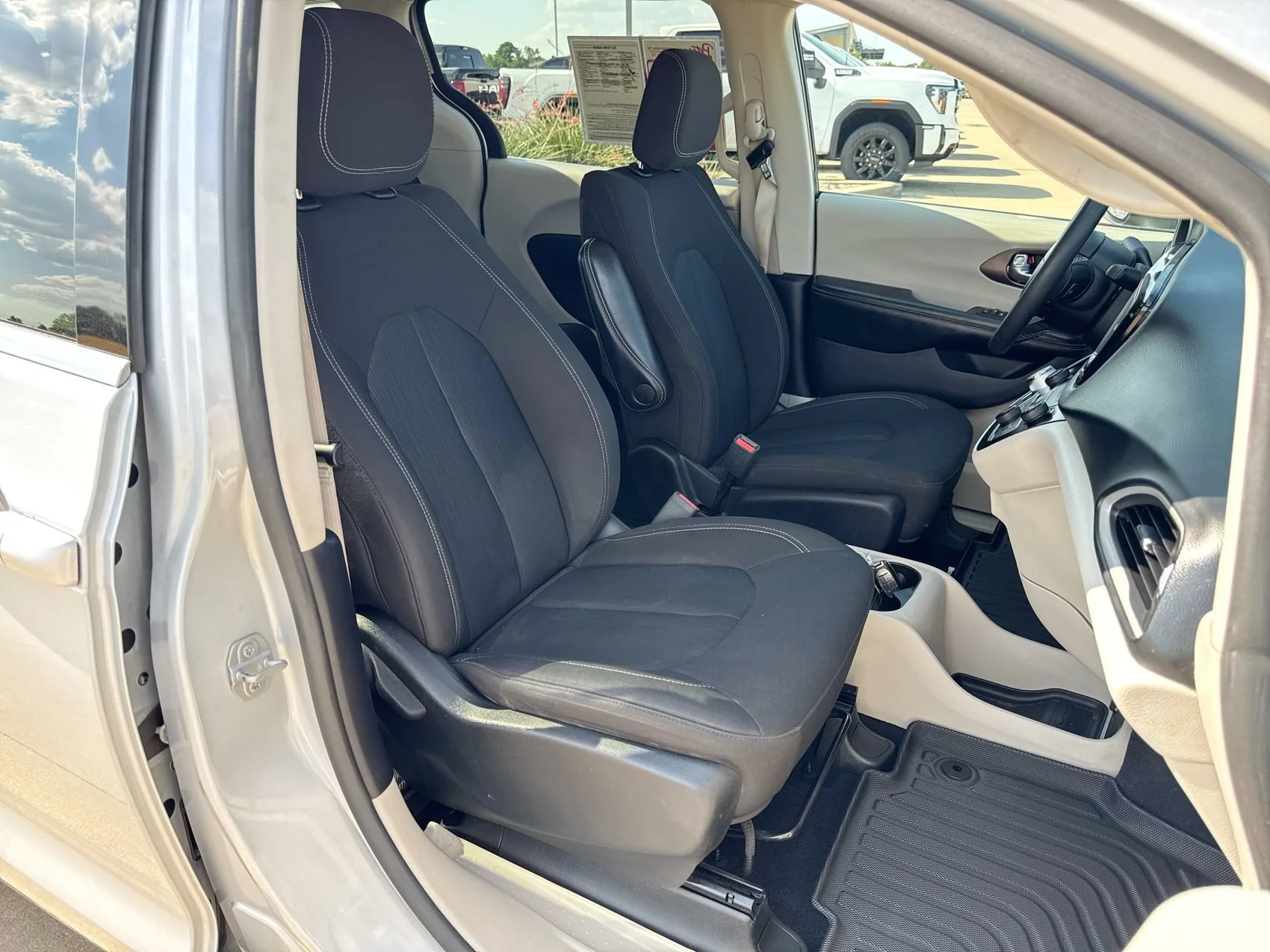 Used 2022 Silver Mist Clearcoat Chrysler LX image 25