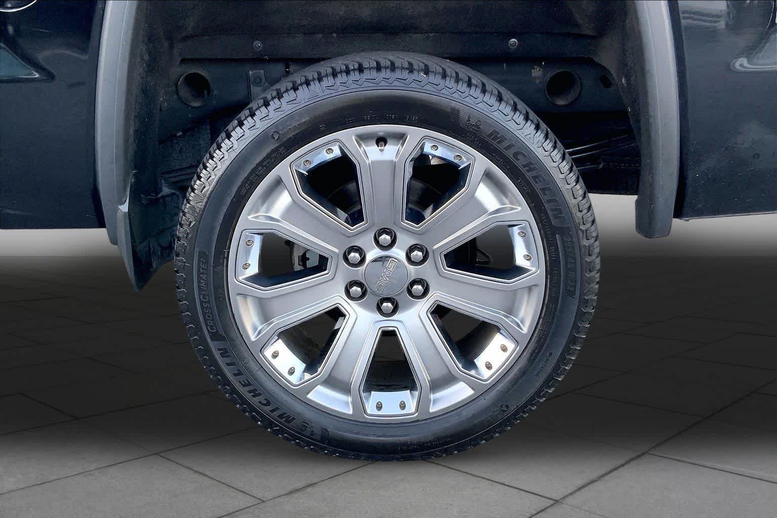 Used 2018 Onyx Black GMC Denali image 9