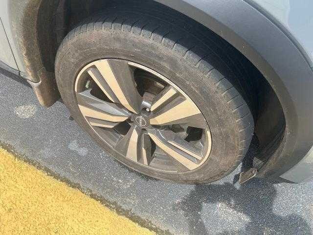 Used 2023 Gray Nissan Platinum image 4