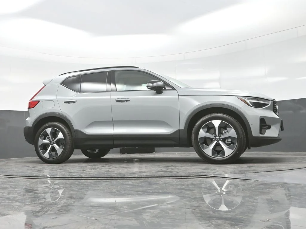 Used 2026 Vapour Grey Volvo Plus image 28