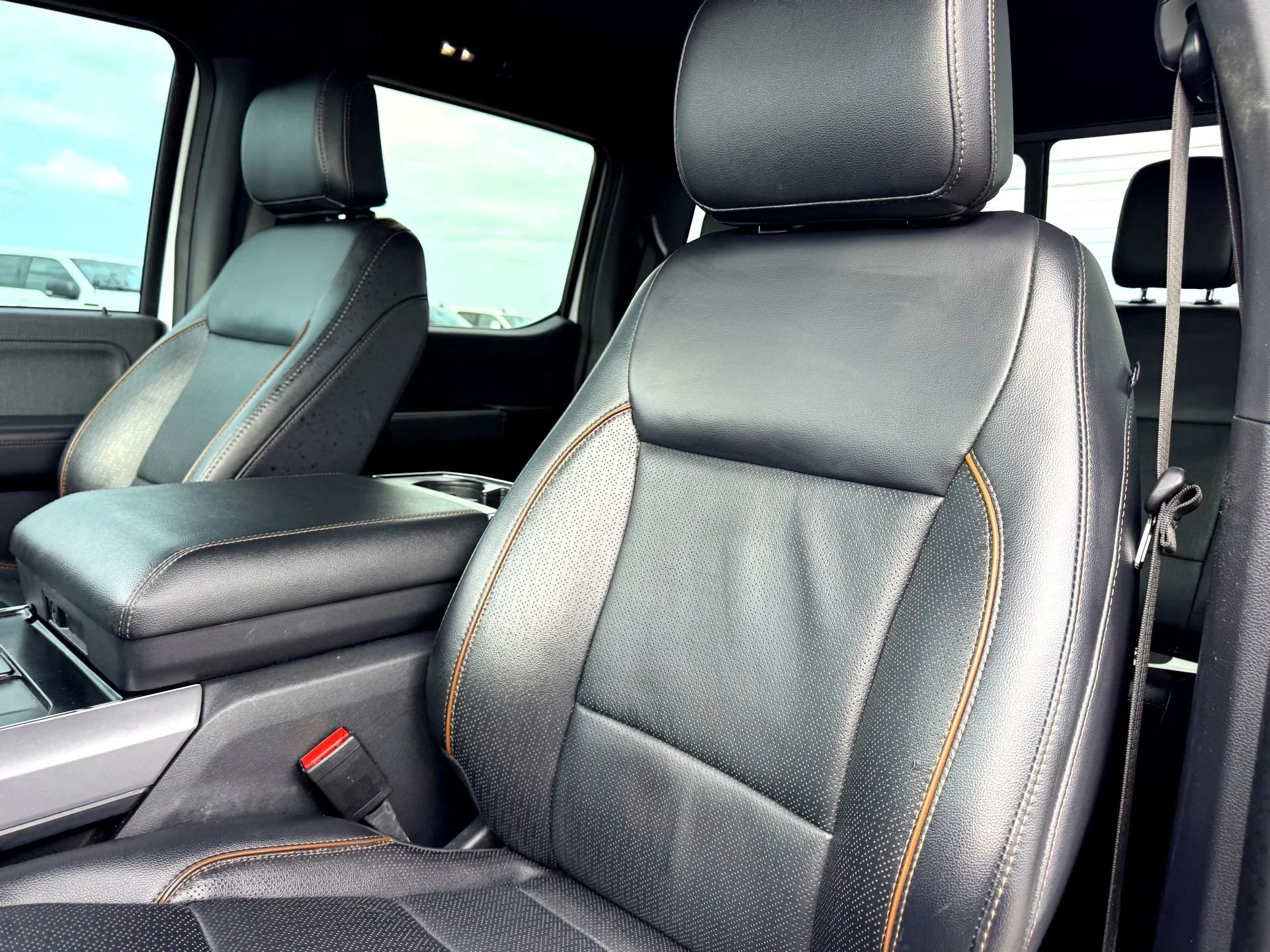 Used 2024  Ford Lariat image 12