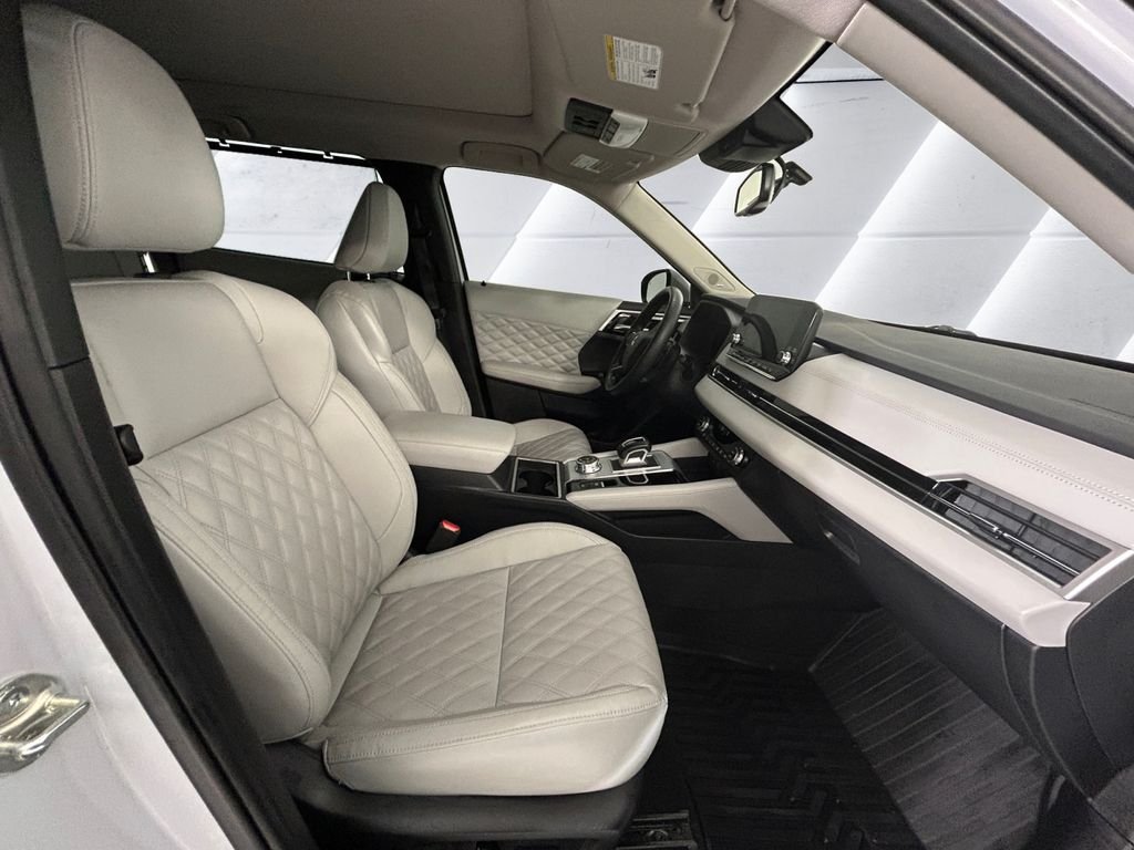 Used 2023 White Mitsubishi SEL image 13