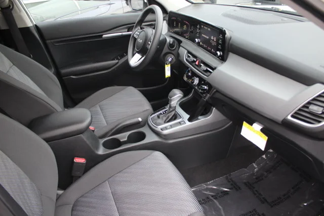 Used 2025 White Kia LX image 33