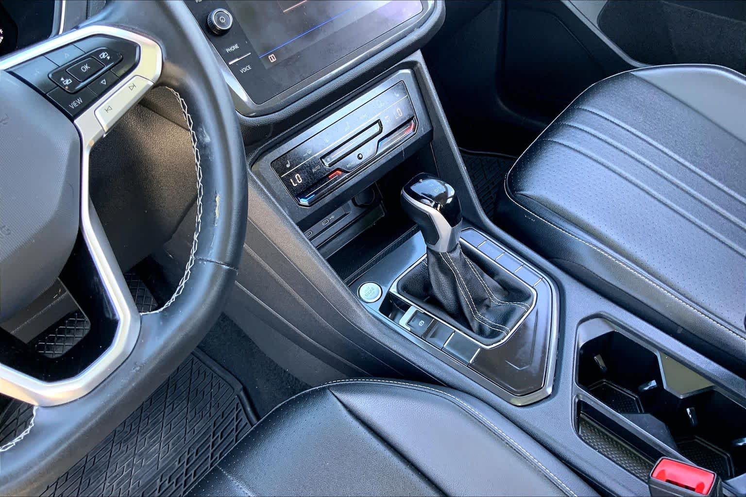 Used 2024 Platinum Gray Metallic Volkswagen SE image 16