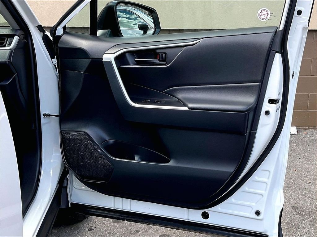 Used 2025 White Toyota LE image 12