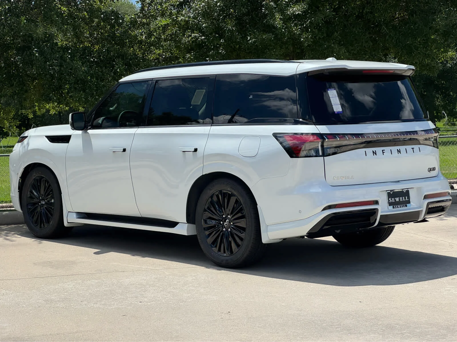 New 2026 RADIANT WHITE INFINITI Luxe 2WD image 4