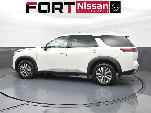 Used 2022 White Nissan SL image 4