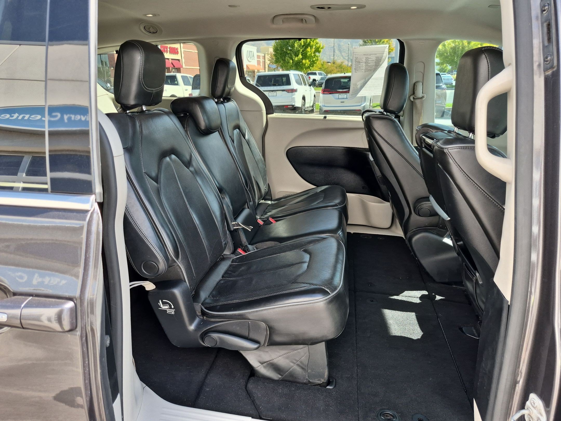 Used 2019 Granite Crystal Metallic Clearcoat Chrysler Limited image 29