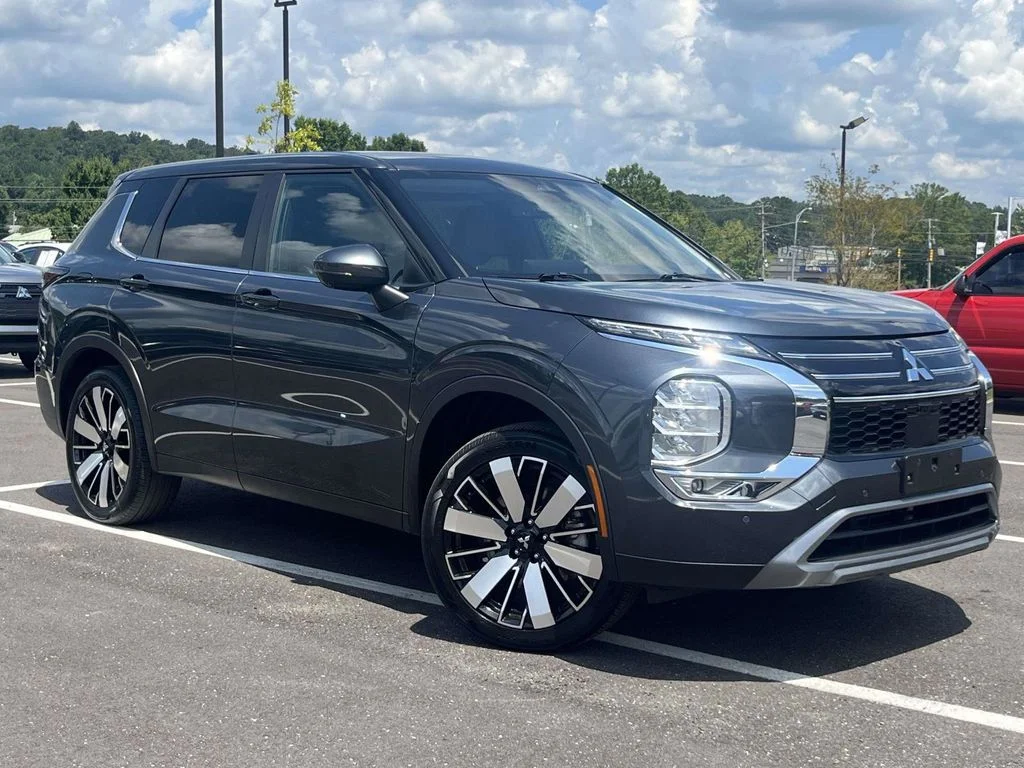 Used 2025 Gray Mitsubishi SE image 1