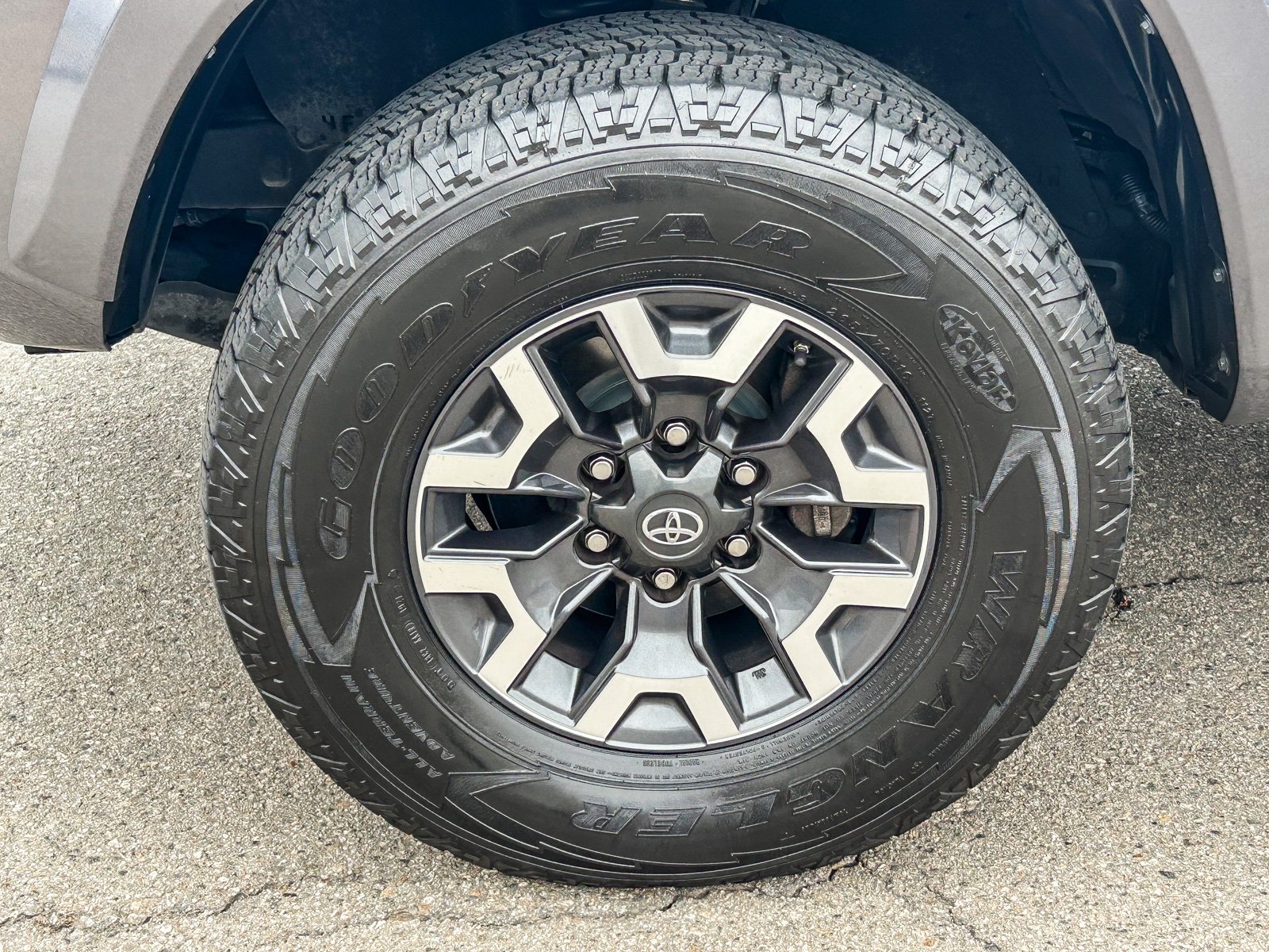Used 2018 MAGNETIC GRAY MET TOYOTA TRUCK SR5 image 10