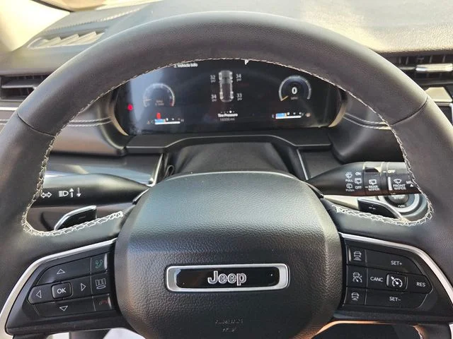 Used 2023 White Jeep Laredo image 22