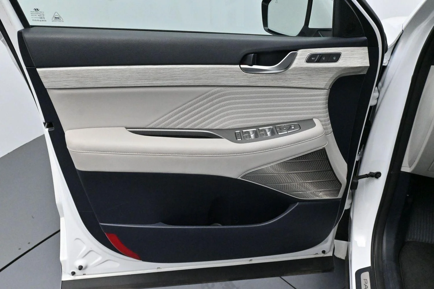 Used 2024 Hyper White Hyundai Calligraphy image 12