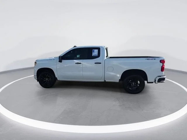 Used 2025 White Chevrolet Custom image 5