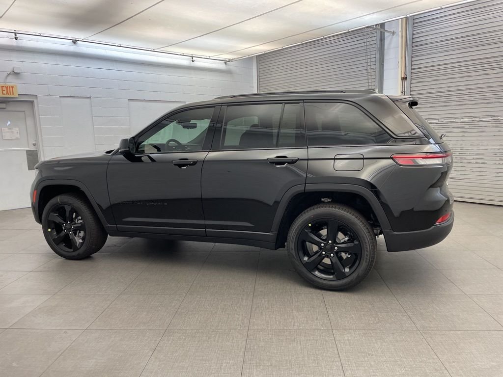 New 2025 Diamond Black Crystal Pearl-Coat Exterior Paint Jeep Limited image 5