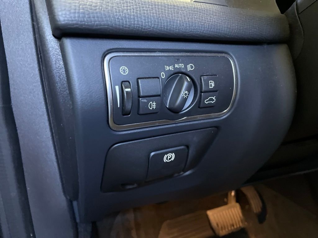 Used 2017 Onyx Black Metallic Volvo T6 Inscription image 9