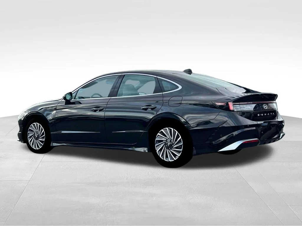 Used 2025 Black Hyundai Limited image 4