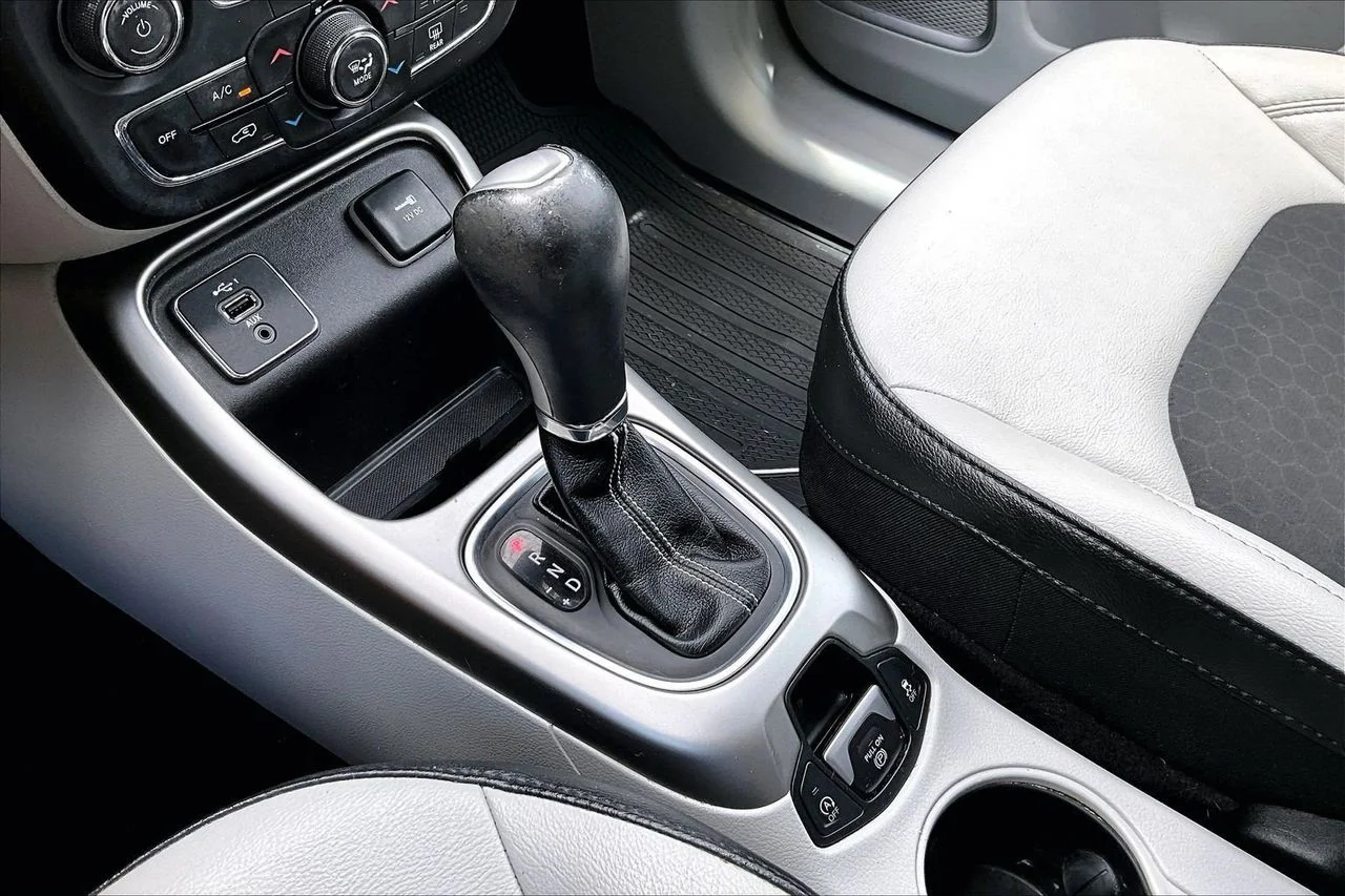 Used 2019 Silver Jeep Latitude image 30