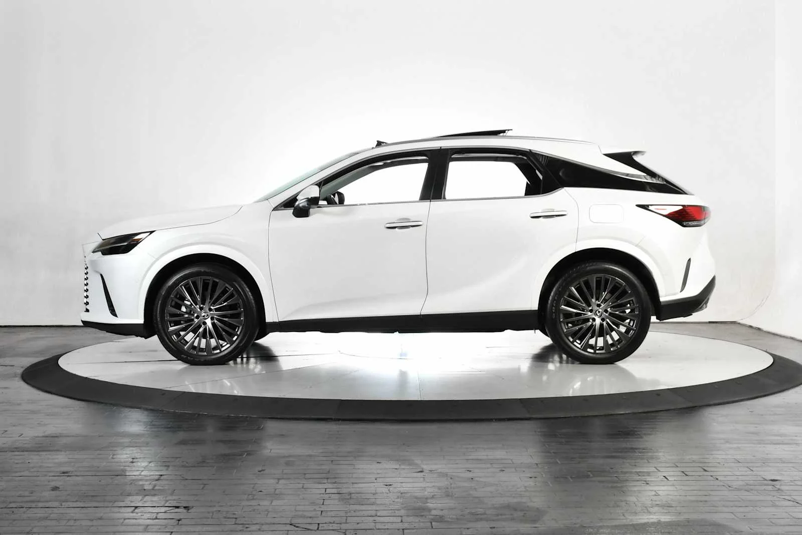 Used 2023 Eminent White Pearl Lexus Luxury image 2