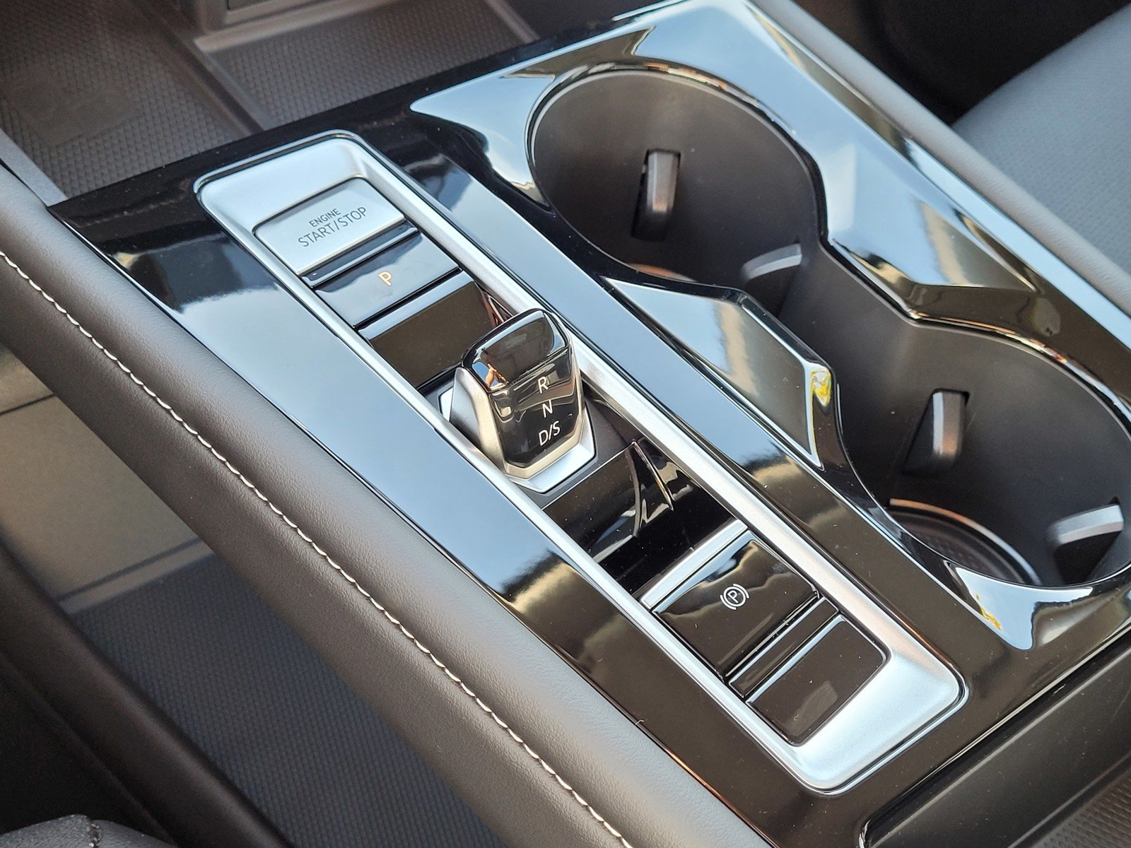 2024 Volkswagen Atlas SE w/Tech - Photo 12