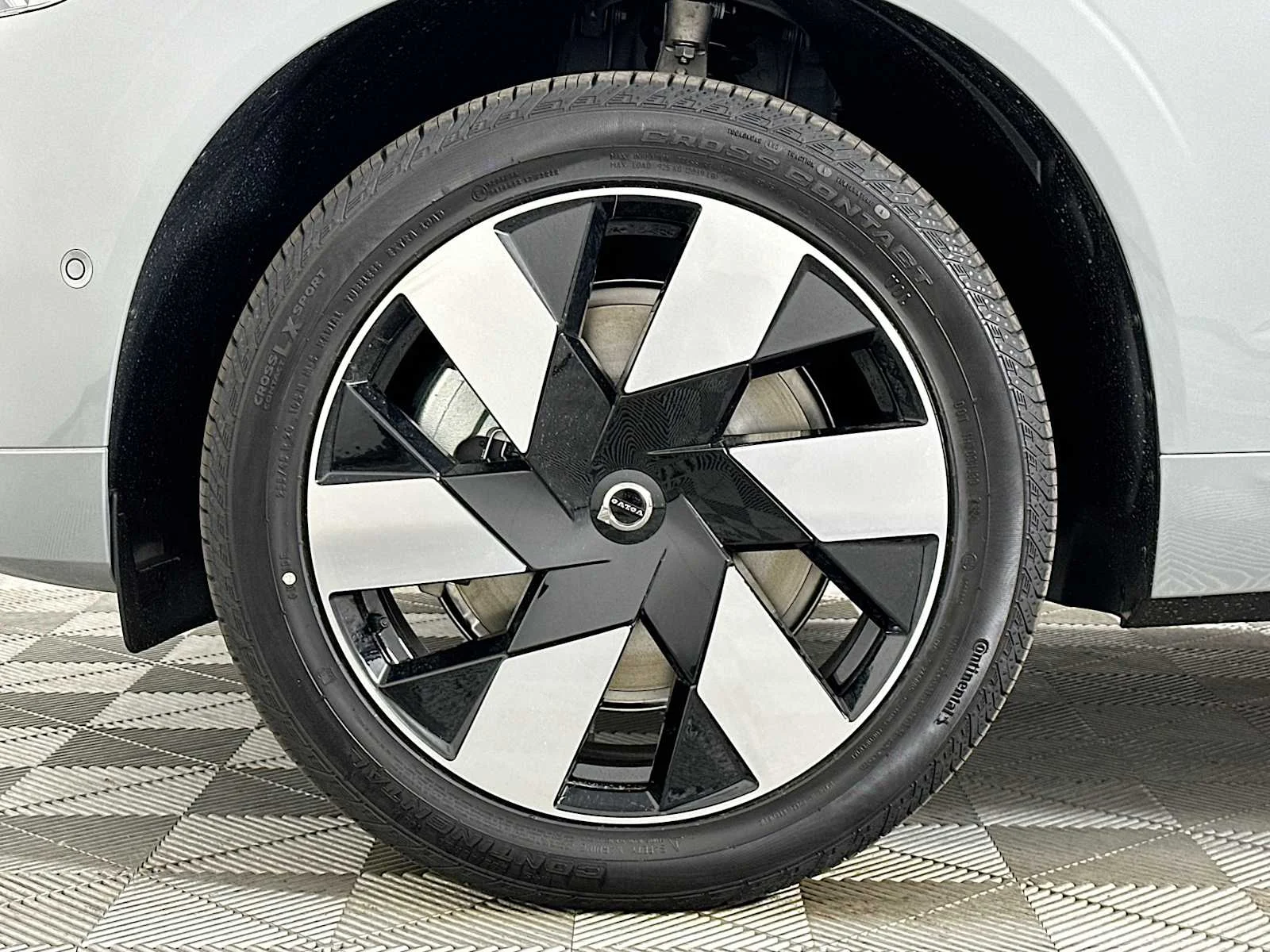 Certified Used 2025 Vapour Grey Volvo Plus image 28