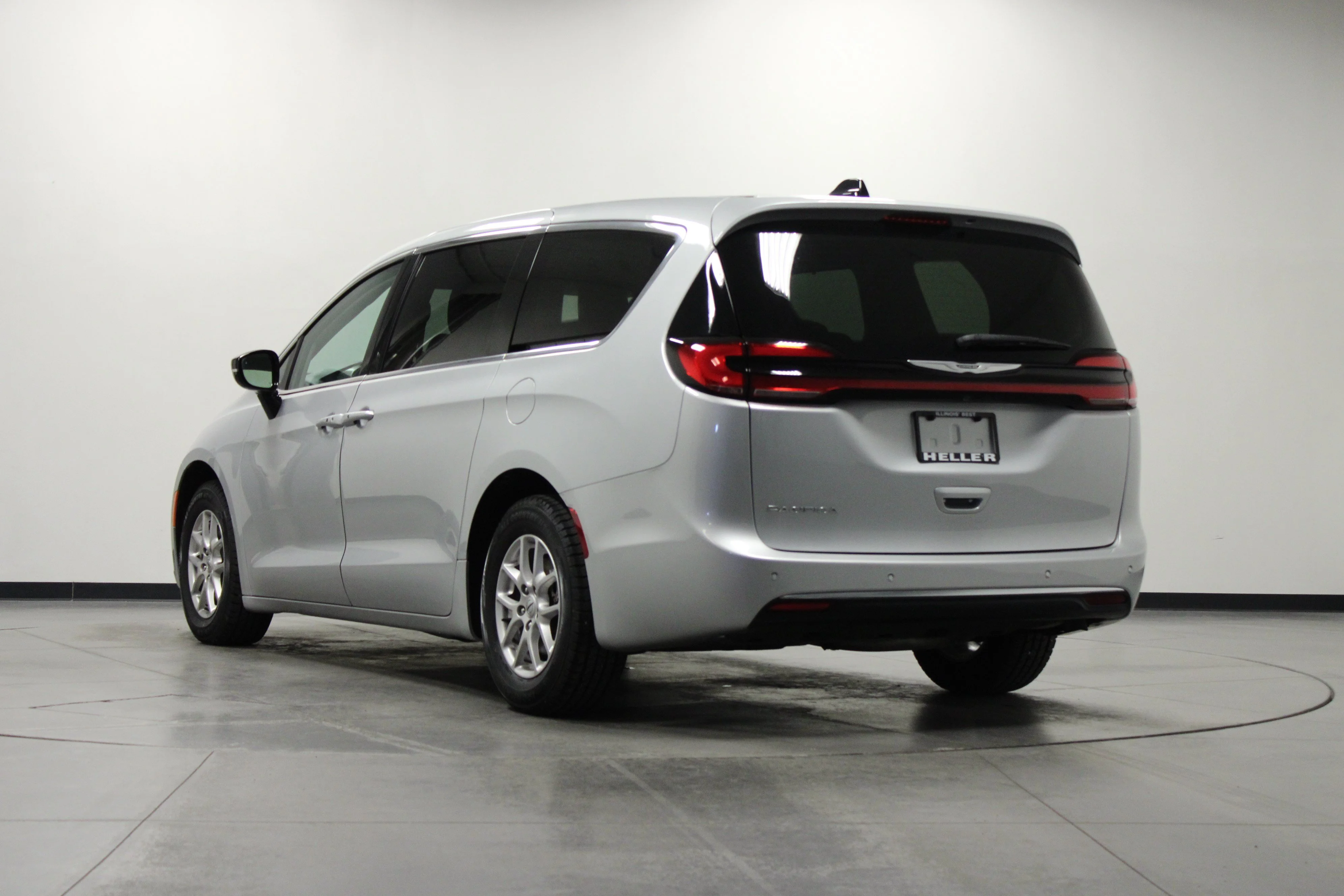 Used 2024 Silver Mist Clearcoat Chrysler Touring L image 6