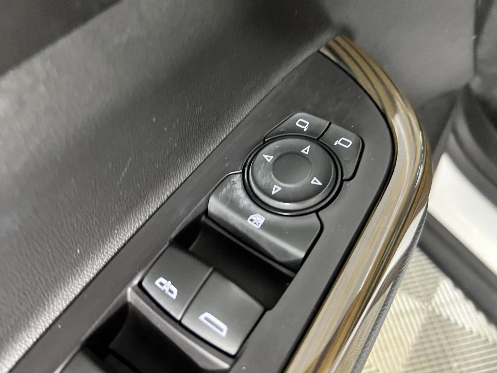 Used 2020 SUMMIT WHITE GMC SLE image 17