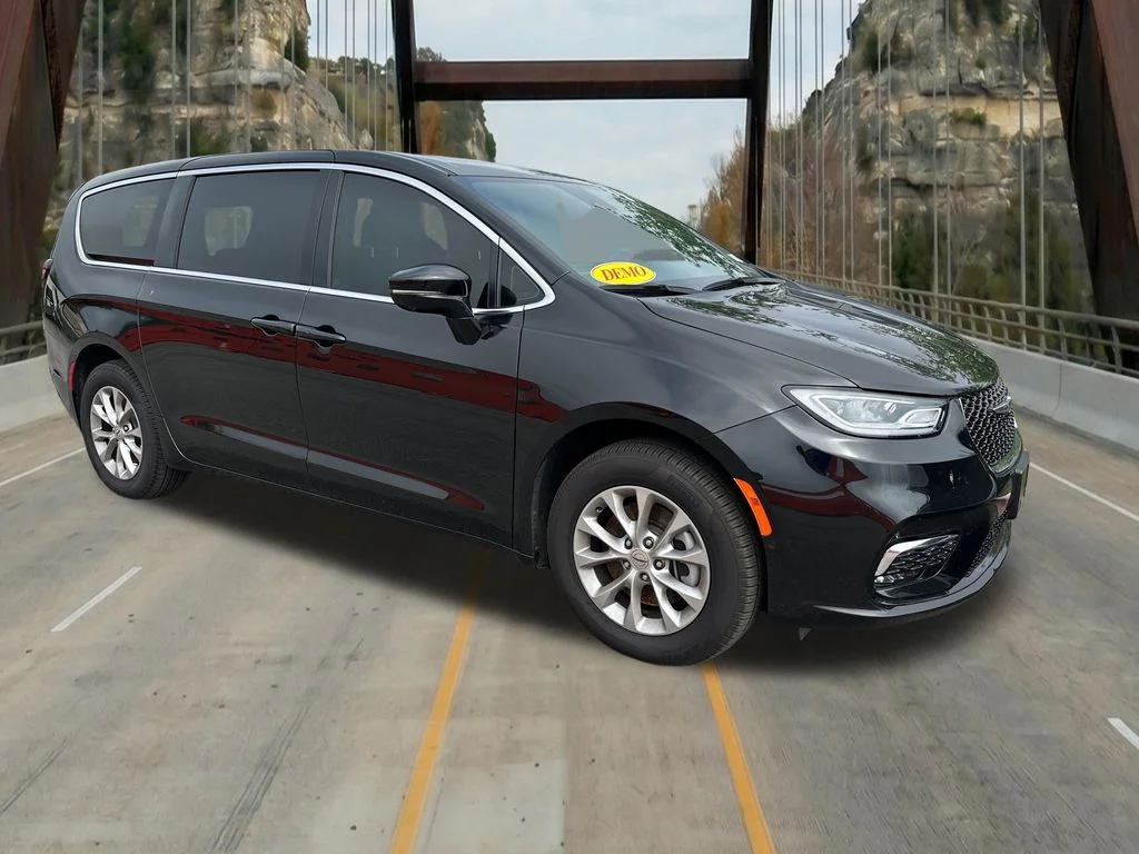 2025 Chrysler Pacifica Select AWD's photo