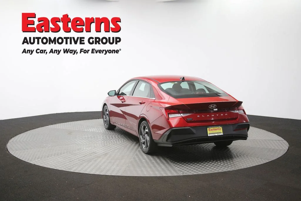 Used 2025 Red Hyundai SEL Convenience image 67
