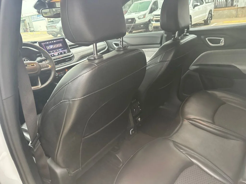 Used 2023 White Jeep Latitude image 25