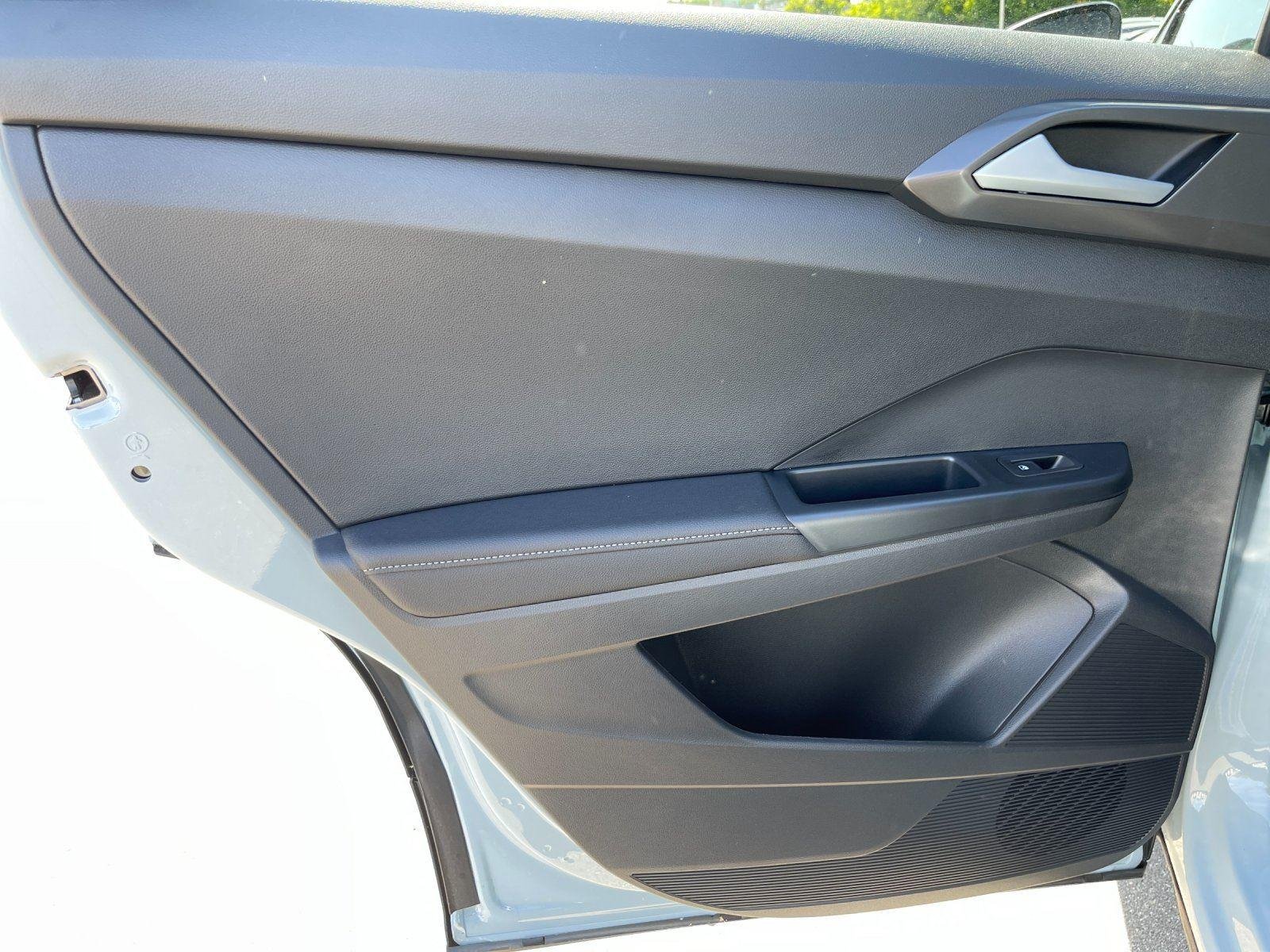 New 2026 Monument Gray w/Deep Black Roof Volkswagen SE Black image 31