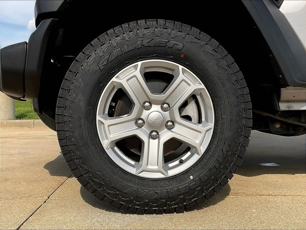 Used 2019 Silver Jeep Sport S image 18