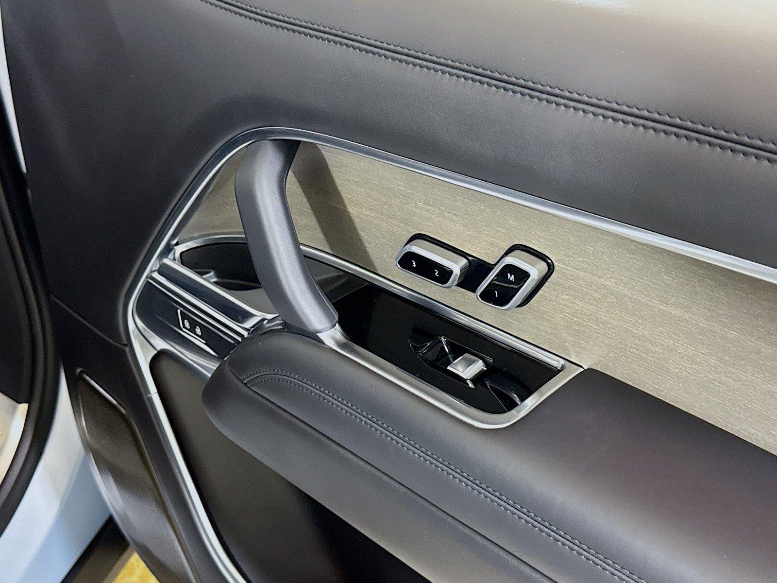Used 2023 Ionian Silver SV Bespoke Ultra Metallic Gloss Land Rover SV | 225K MSRP image 35