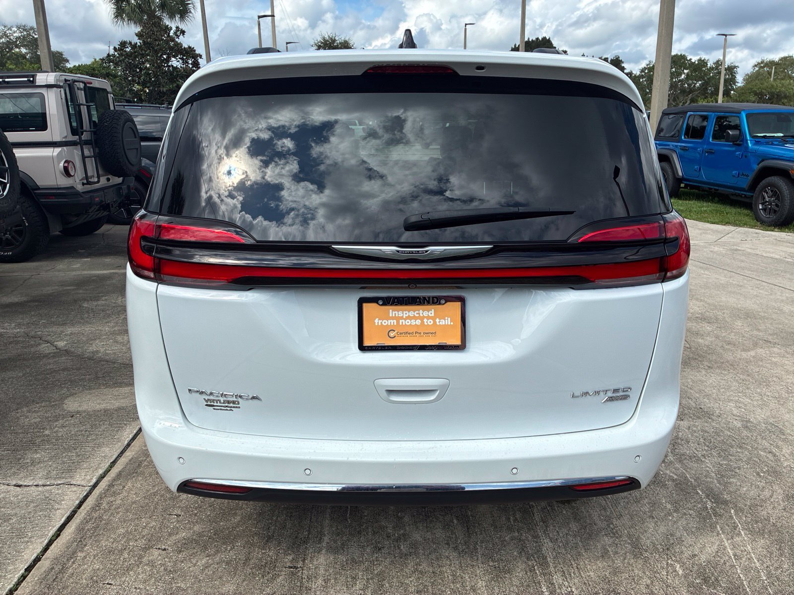 Used 2023 White Chrysler Limited image 4
