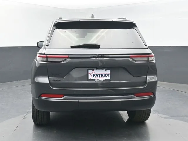 New 2026 Baltic Gray Metallic Clear-Coat Exterior Paint Jeep Altitude image 12