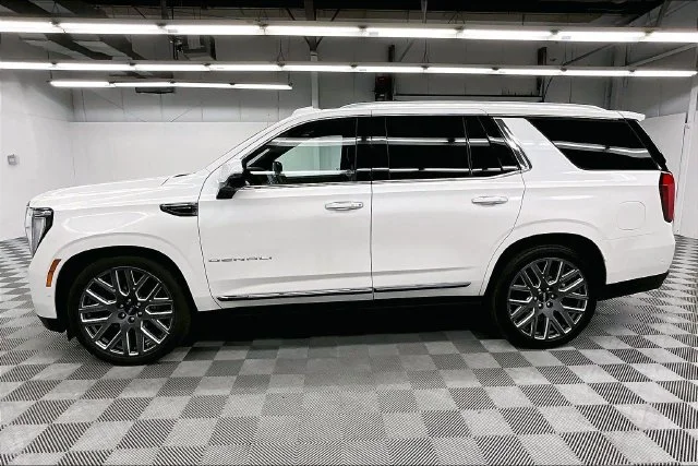 Used 2025 White Frost Tricoat GMC Denali Ultimate image 14