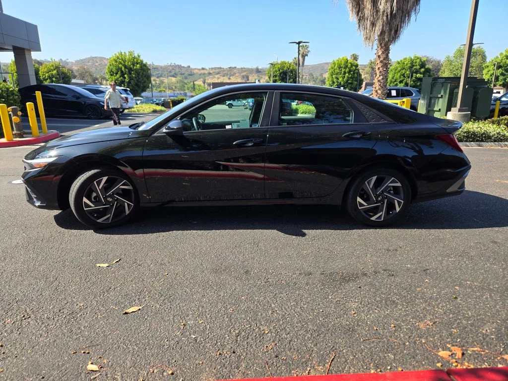 Used 2025 Black Hyundai SEL Sport image 4