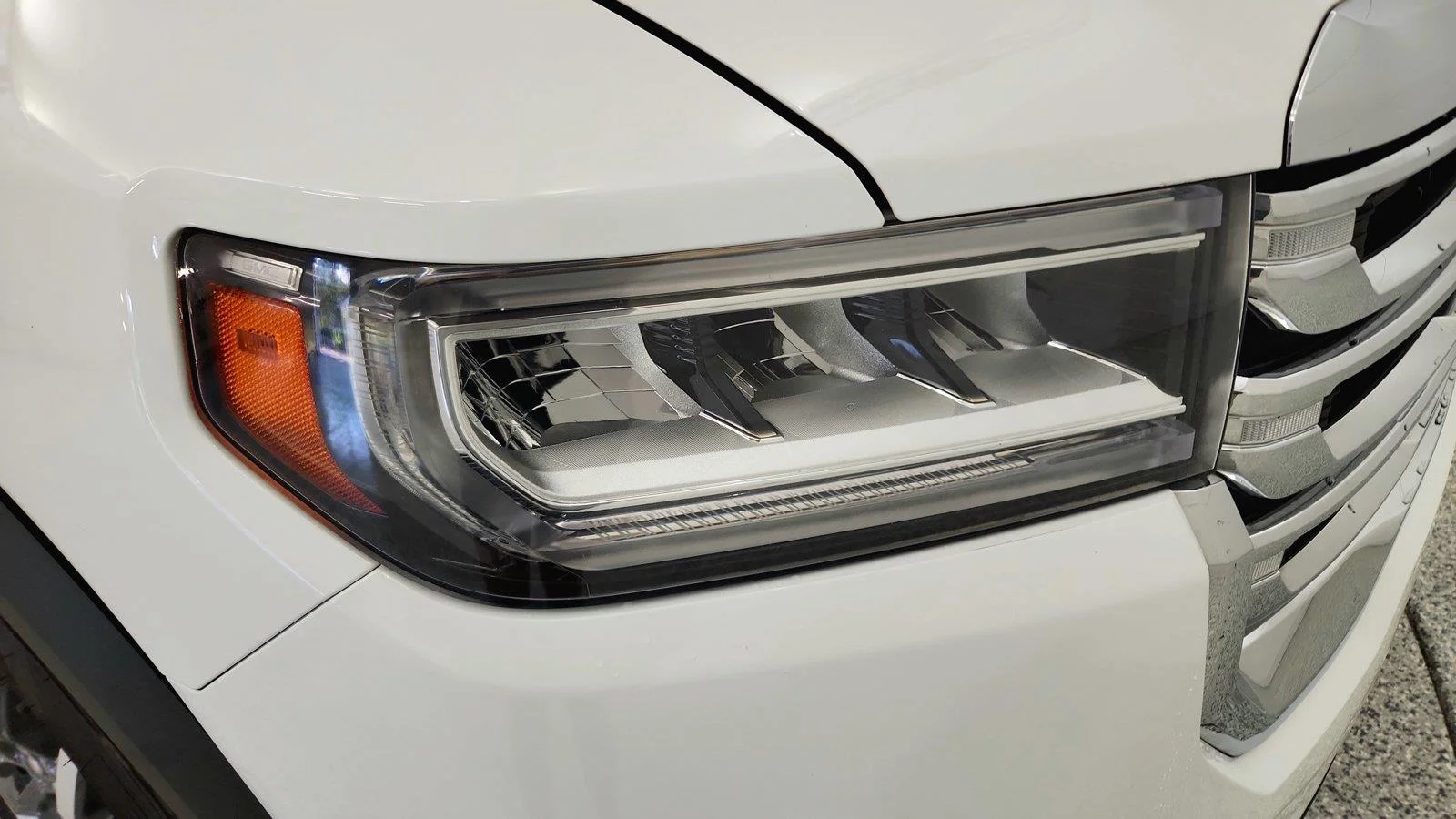 Used 2022 Summit White GMC SLE image 32