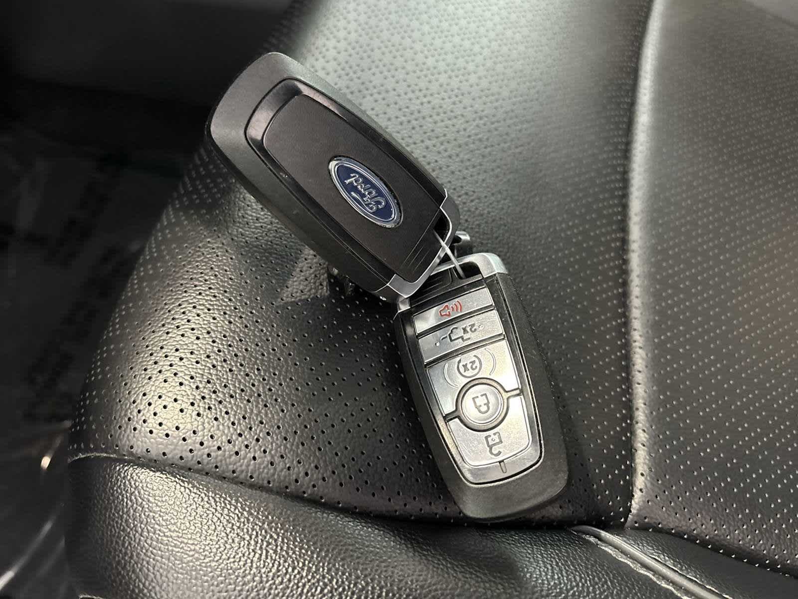 Used 2025 Agate Black Metallic Ford LARIAT image 35