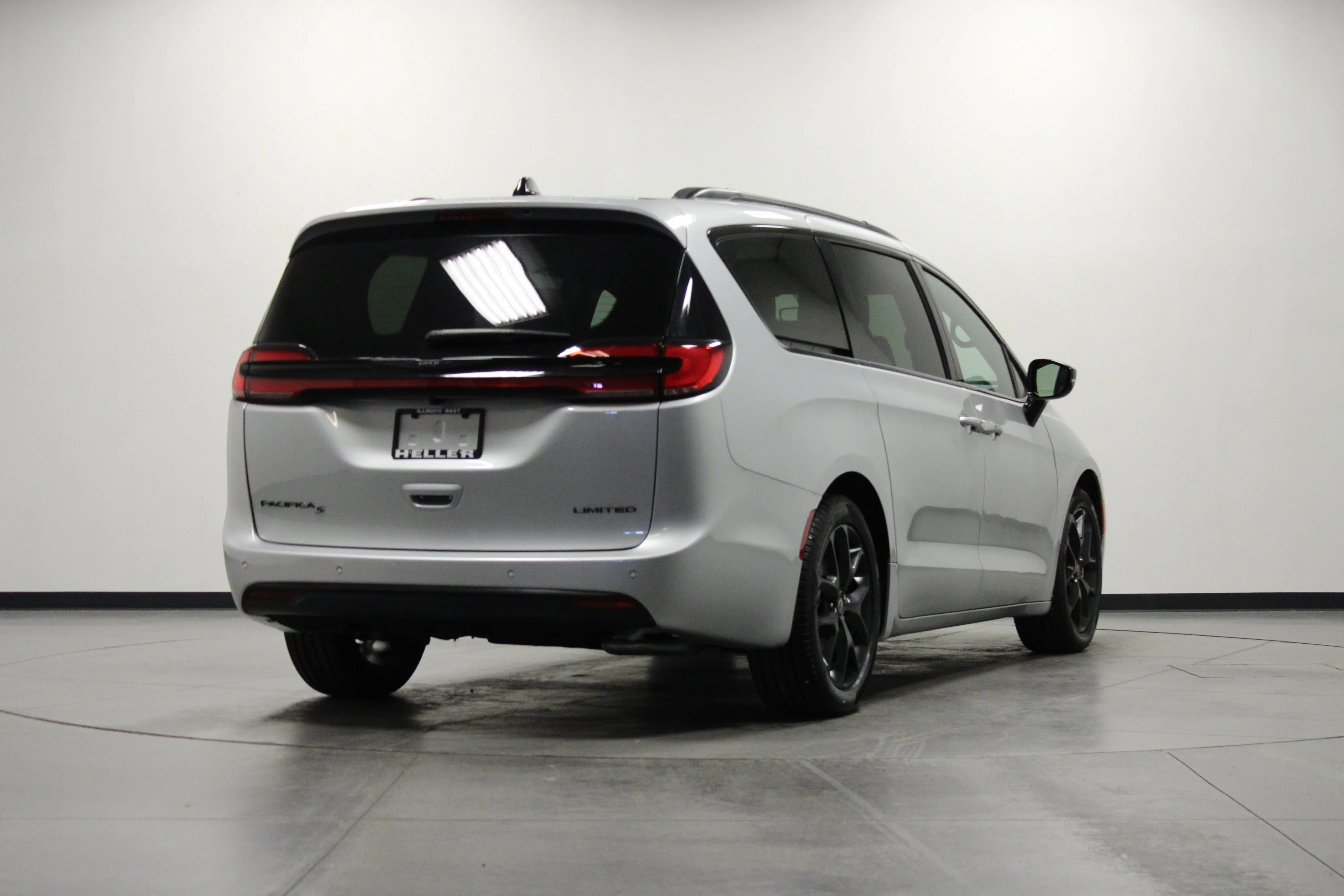 Used 2026 Silver Mist Clearcoat Chrysler Limited image 4