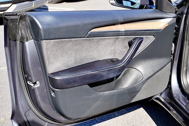 Used 2023  Tesla Base image 22