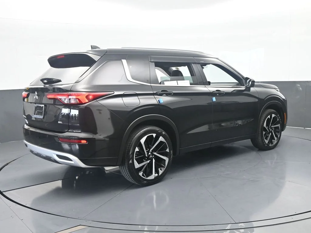 Used 2022 Black Mitsubishi SEL image 6