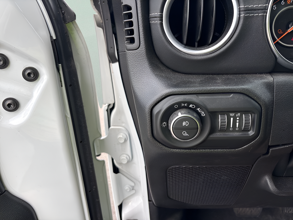 Used 2022 White Jeep Overland image 26