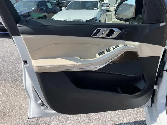 Used 2022 White BMW sDrive40i image 17