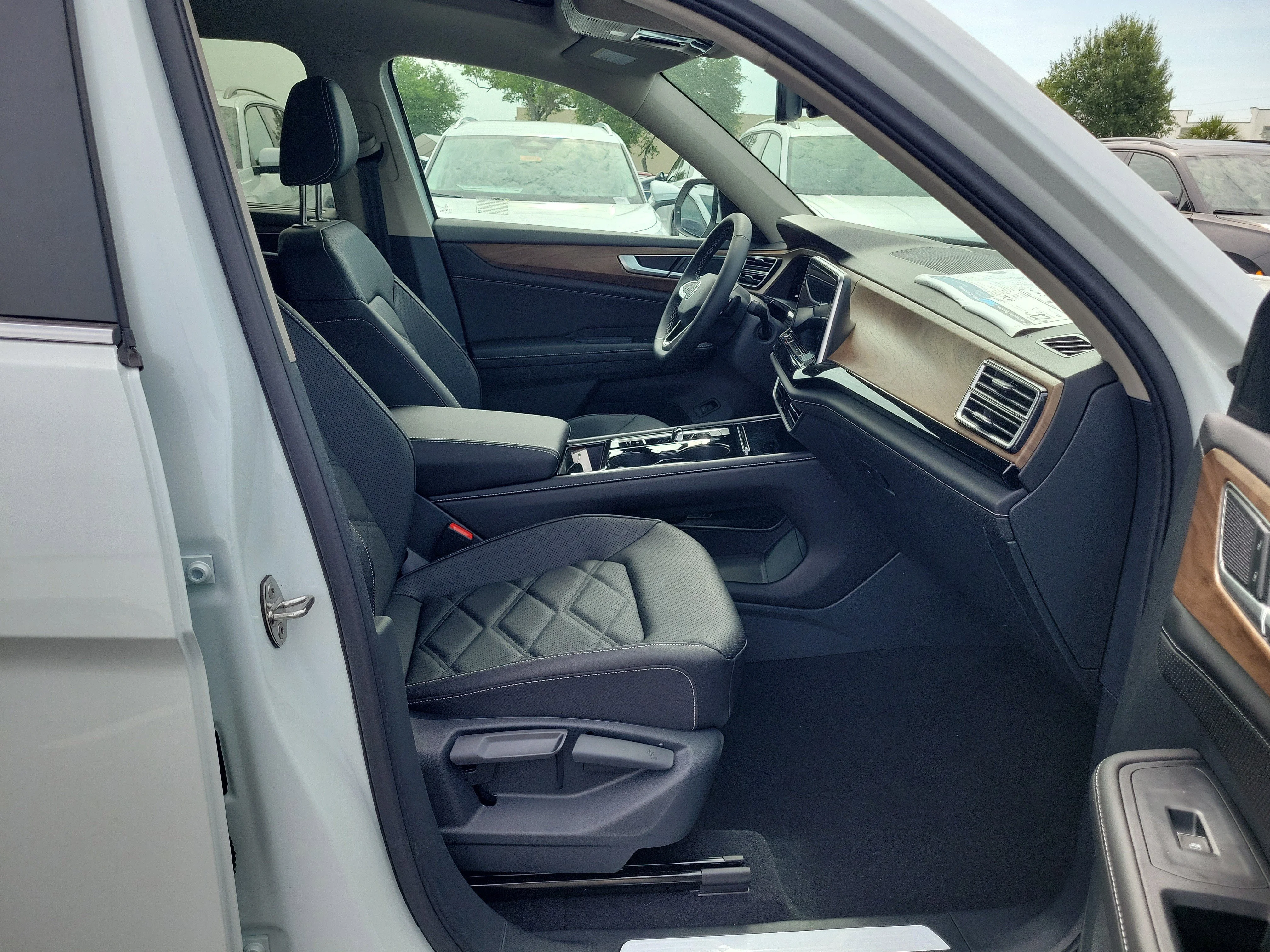 New 2026 White Volkswagen SE w/Technology image 10