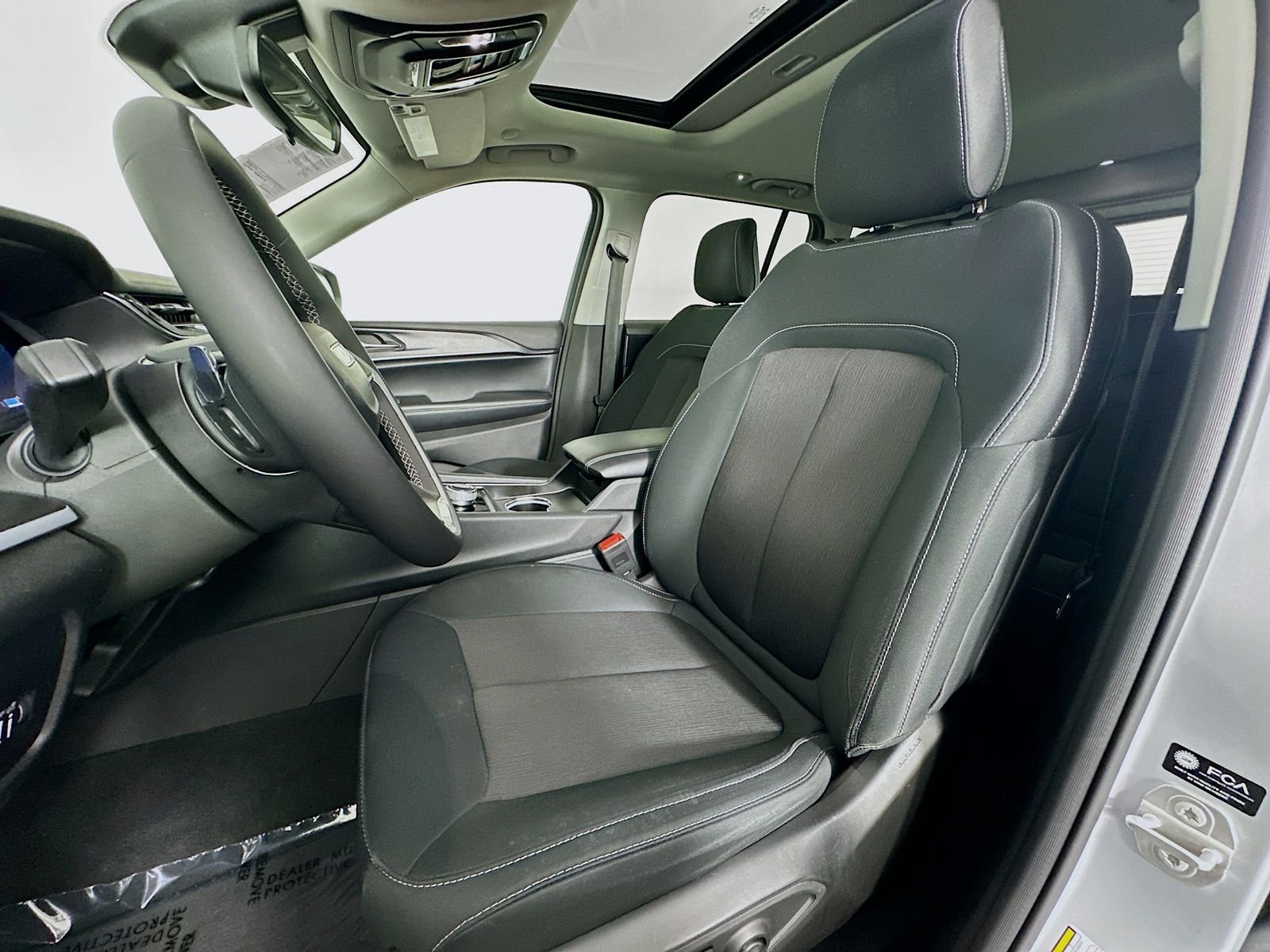 Used 2024 Silver Zynith Jeep Laredo X image 19