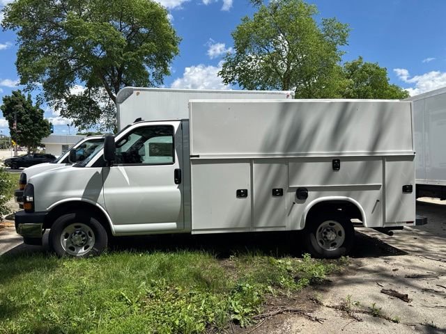 New 2025 Summit White Chevrolet 1WT image 14