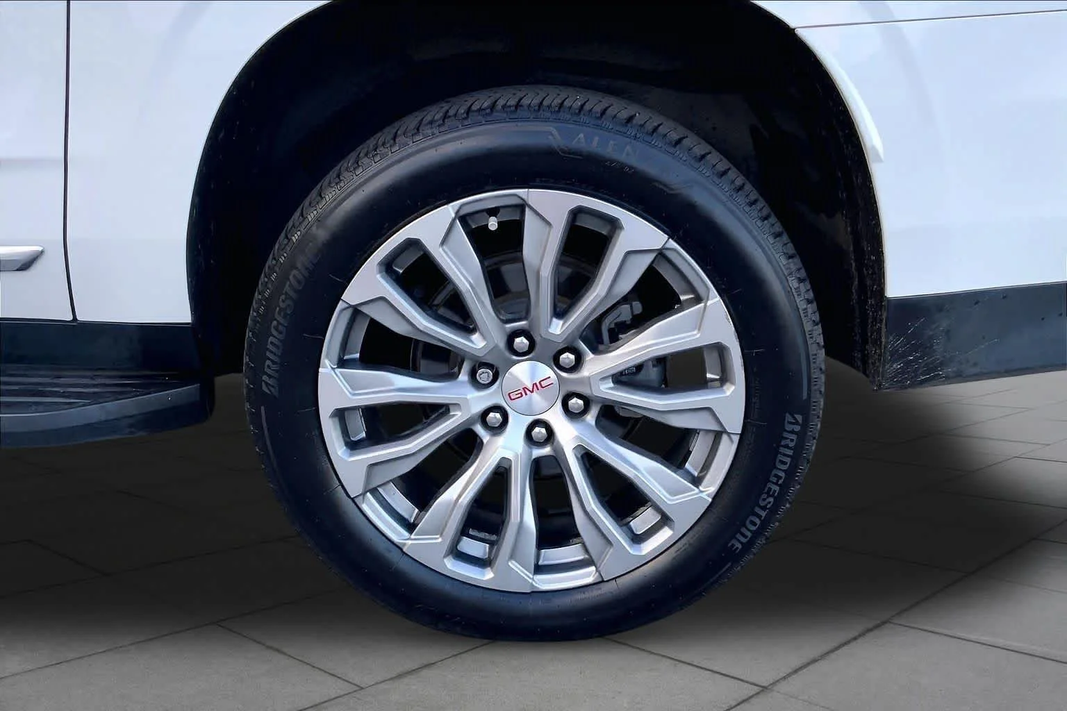 Used 2021 White Frost Tricoat GMC Denali image 10