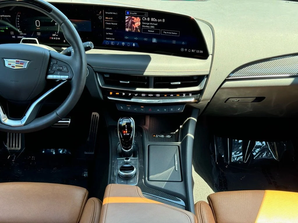 Used 2025  Cadillac Premium Luxury image 36